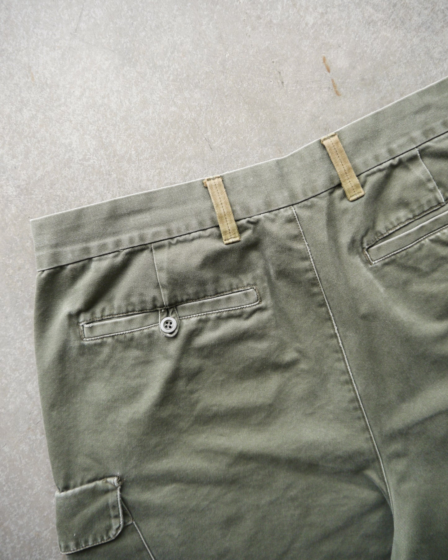 Early 2000s Gap Oversized Slant Pocket Cargo Shorts (36)
