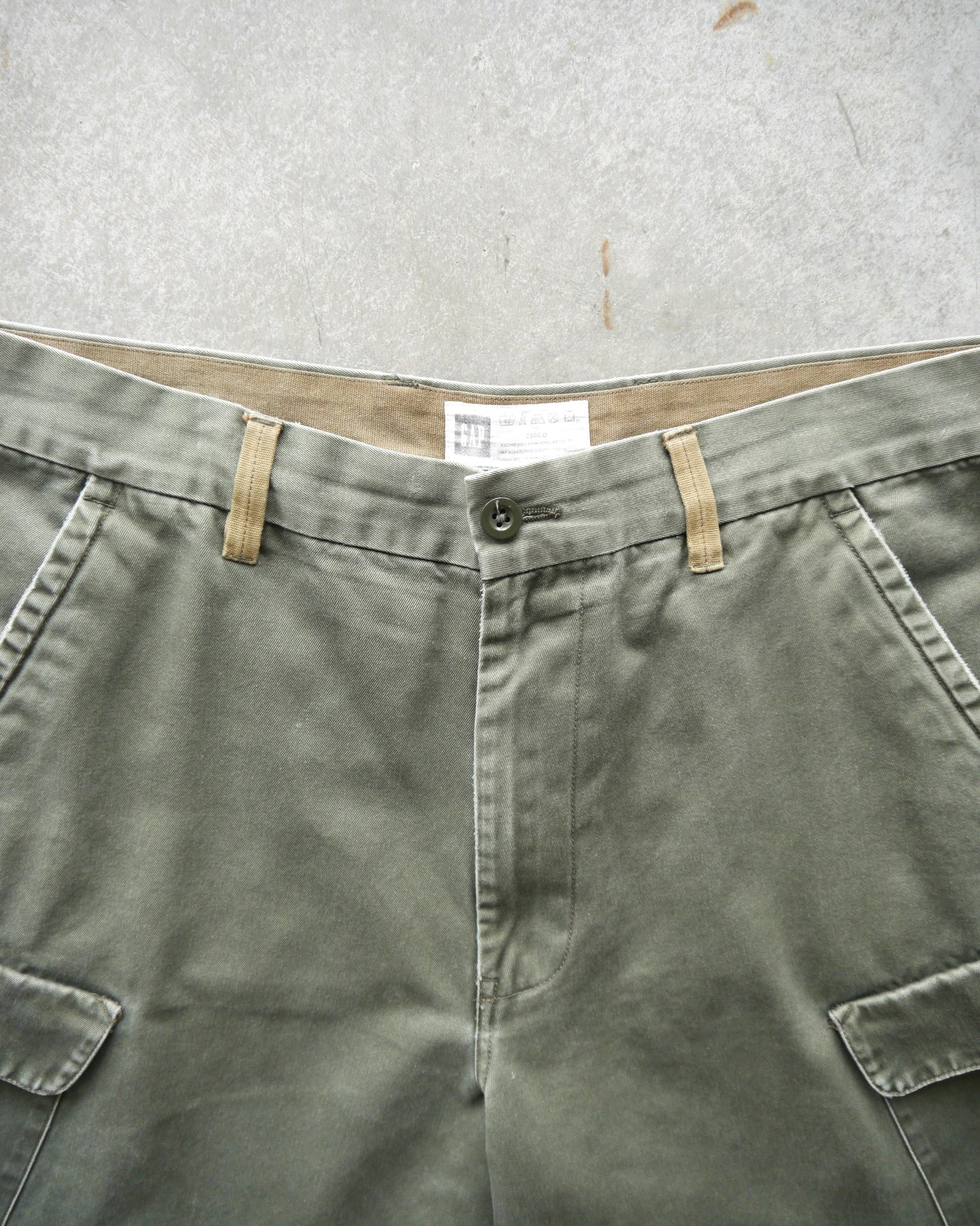 Early 2000s Gap Oversized Slant Pocket Cargo Shorts (36)