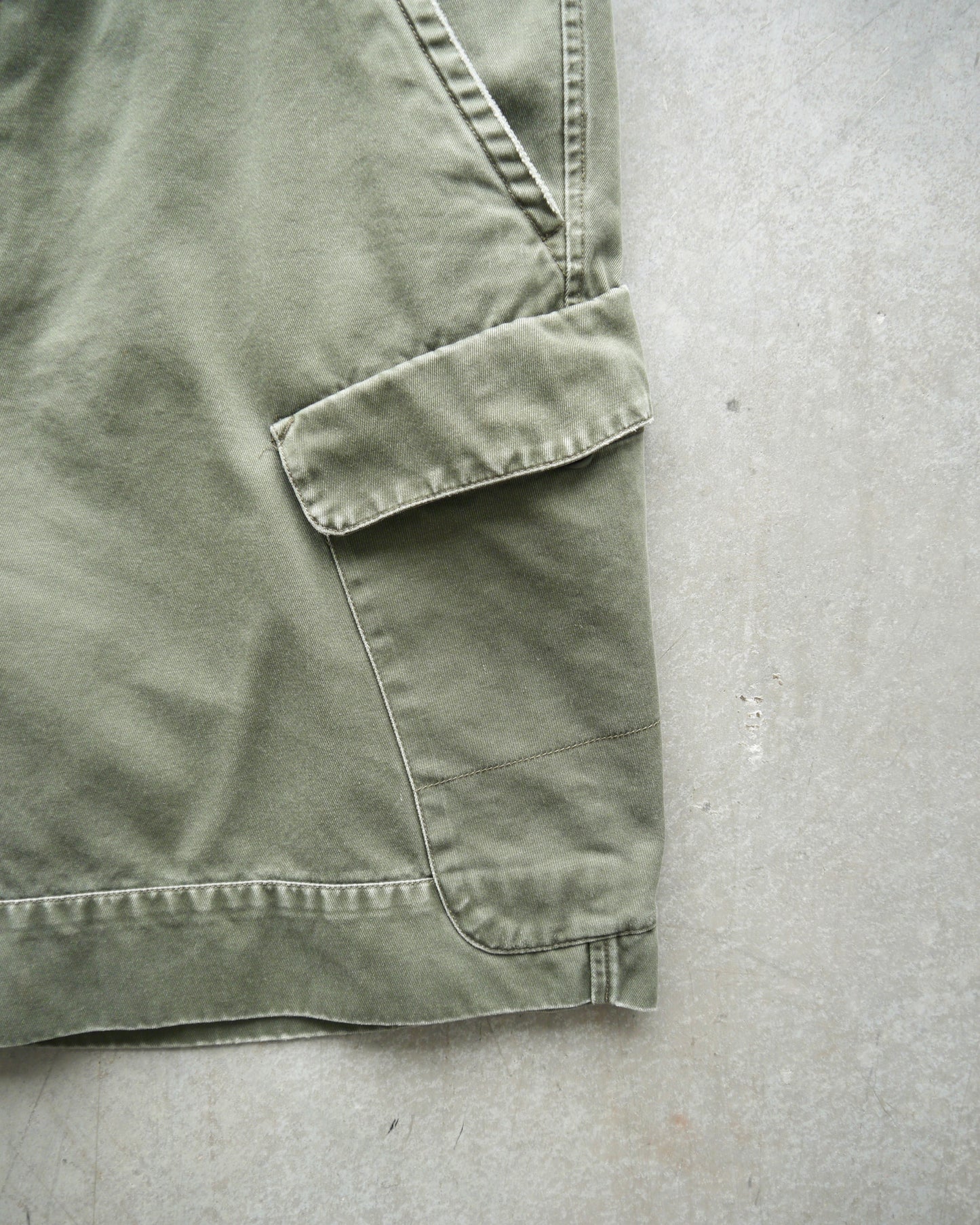 Early 2000s Gap Oversized Slant Pocket Cargo Shorts (36)