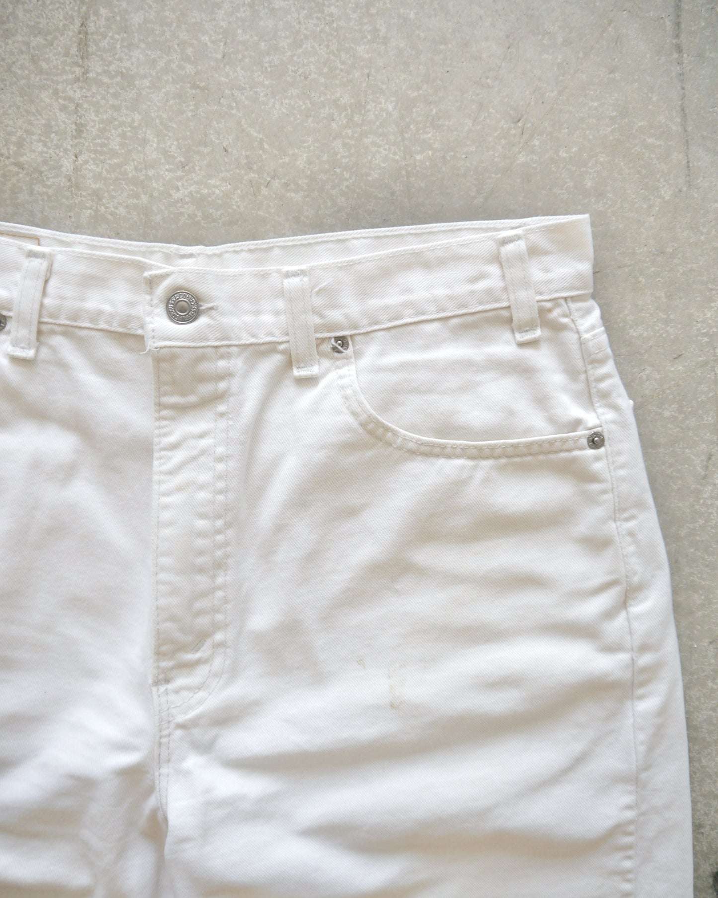 90s Levi’s 505 Stained White Denim Shorts (34)