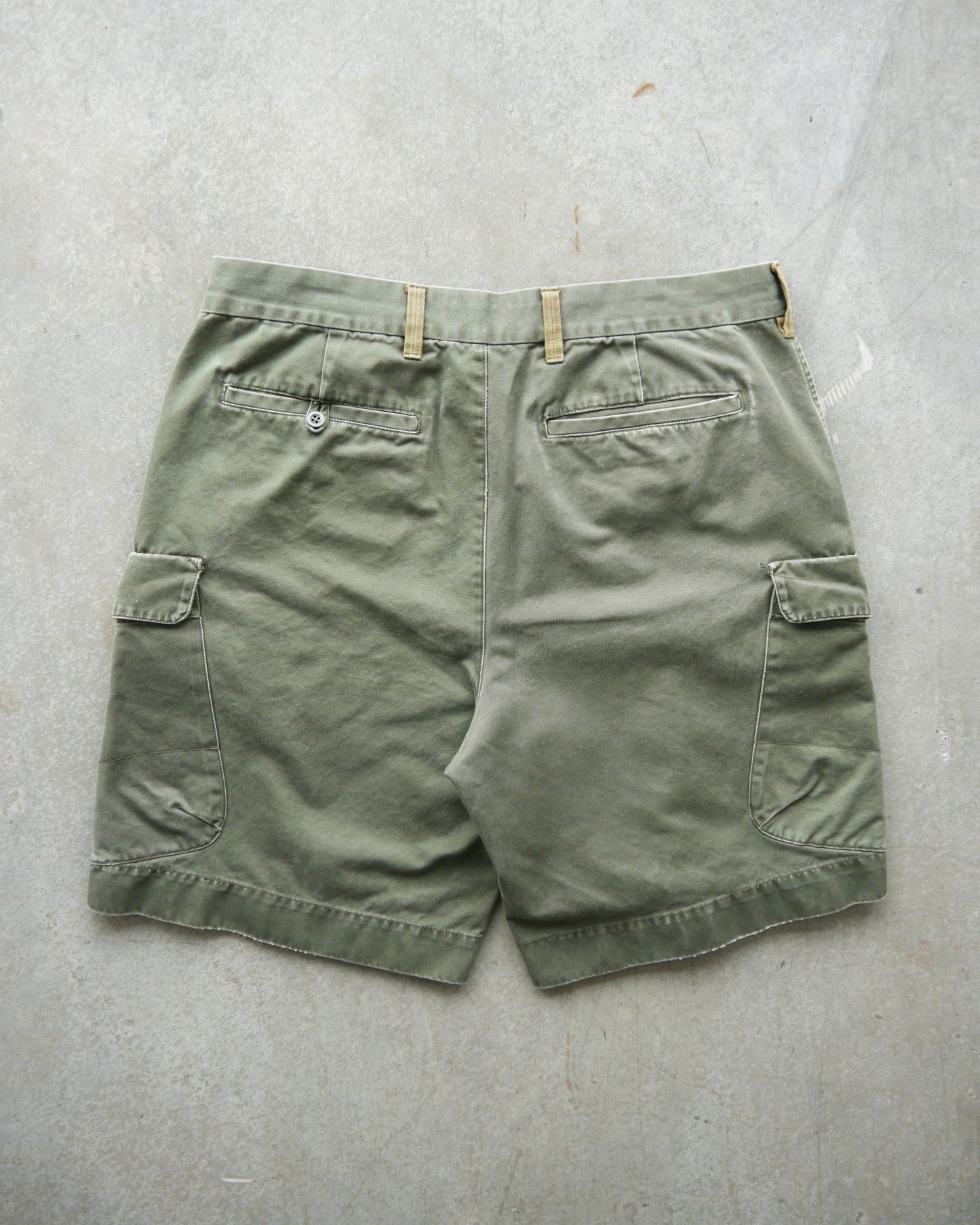 Early 2000s Gap Oversized Slant Pocket Cargo Shorts (36)