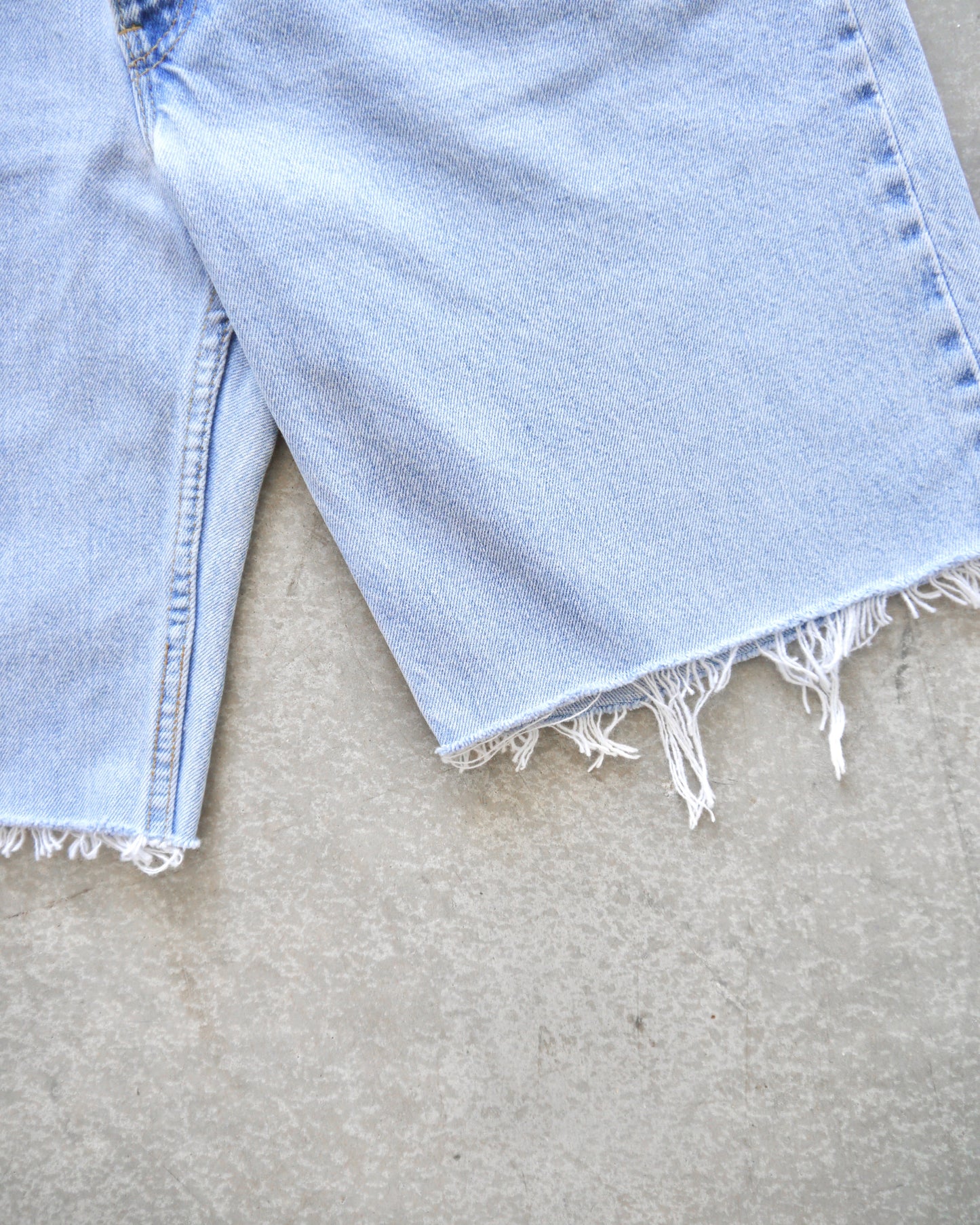 90s Levi’s 550 Baggy Cutoff Denim Shorts (36)