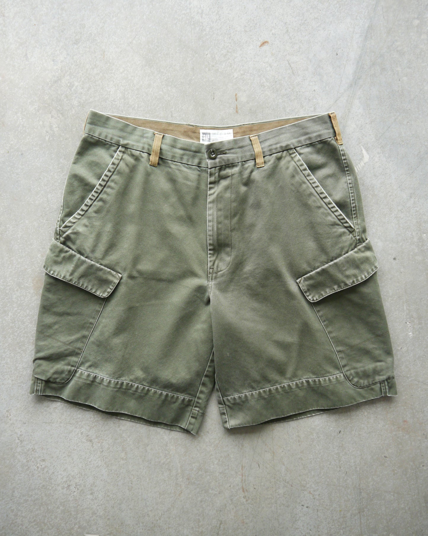 Early 2000s Gap Oversized Slant Pocket Cargo Shorts (36)